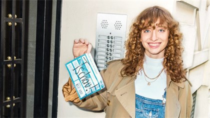 Frau mit Benachrichtigung lacht